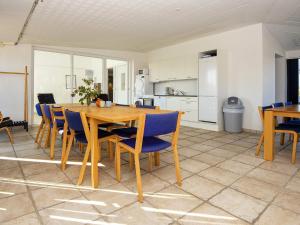 Kuchyň nebo kuchyňský kout v ubytování 10 person holiday park home in Ulfborg