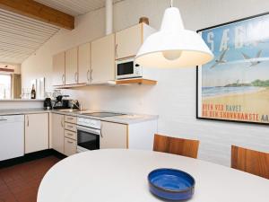 Kuchyň nebo kuchyňský kout v ubytování 6 person holiday home on a holiday park in Sæby