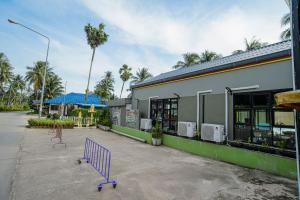 a purple bench in a parking lot next to a building at Talay Sai @ Thung Wua Laen in Chumphon
