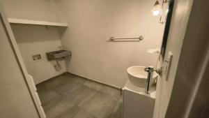 Koupelna v ubytování Santafe Suites + 98 fotografií