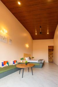 Χώρος καθιστικού στο Aavaas Farm Hostel
