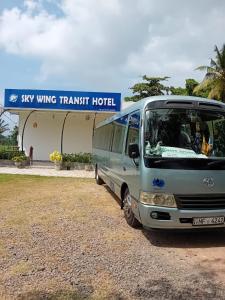 una furgoneta aparcada frente a un hotel de tránsito Sky Wing en Sky wing transit hotel, en Katunayake