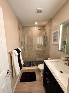 ein Badezimmer mit Dusche, Toilette und Waschbecken in der Unterkunft Close to Wilton Manors in Fort Lauderdale + 12 Fotos