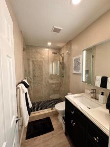 ein Badezimmer mit Dusche, Toilette und Waschbecken in der Unterkunft Close to Wilton Manors in Fort Lauderdale