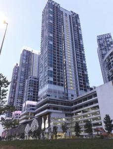 ein hohes Gebäude mit vielen Fenstern in einer Stadt in der Unterkunft I-City Premier Suites Shah Alam by Landmark in Shah Alam