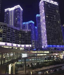 eine Skyline einer Stadt mit hohen Gebäuden bei Nacht in der Unterkunft I-City Premier Suites Shah Alam by Landmark in Shah Alam