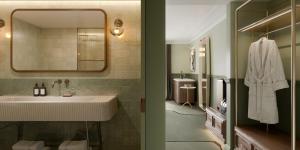 een badkamer met een wastafel en een spiegel bij Ardour Milton Park Bowral in Bowral