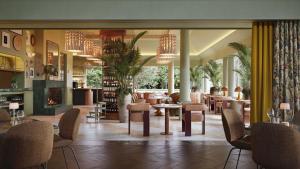 een lobby van een hotel met stoelen en een open haard bij Ardour Milton Park Bowral in Bowral