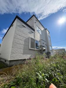 El edificio en el que está la casa vacacional