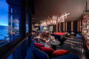 ein Hotelzimmer mit Billardtisch und ein Zimmer mit Aussicht in der Unterkunft Edge Central Pattaya By Prop Hopper in Pattaya