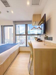 Ένα ή περισσότερα κρεβάτια σε δωμάτιο στο Bluejay Residences Kai Tak