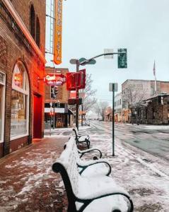 Uptown Estates - Aspen Suite talvel