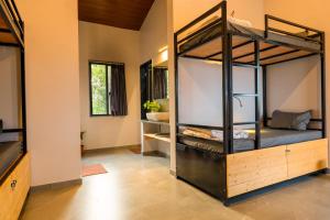 Ένα ή περισσότερα κρεβάτια σε δωμάτιο στο Aavaas Farm Hostel