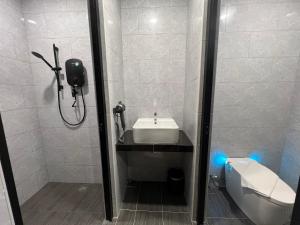 Ukay Hills-Private Event Estate & Lifestyle Suites في أمبانغ: حمام مع دش ومغسلة ومرحاض