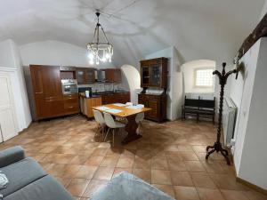 アッセルジにあるLarge familyのテーブルとキッチンのあるリビングルーム