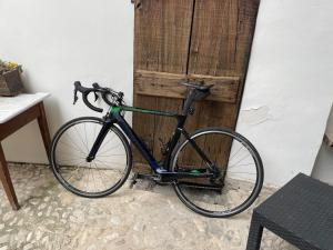 アッセルジにあるLarge familyの木製のドアの前に駐輪する自転車