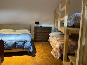 アッセルジにあるLarge familyのベッドルーム1室(ベッド1台付)、二段ベッド1組(はしご付)が備わります。