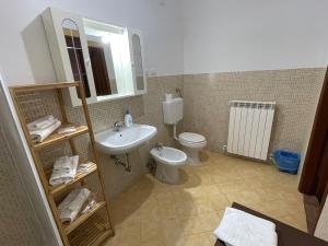 アッセルジにあるLarge familyの洗面台、トイレ、鏡のあるバスルーム +54枚の写真