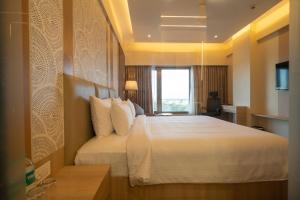 Postel nebo postele na pokoji v ubytování Pride Elite Chhatrapati Sambhaji Nagar