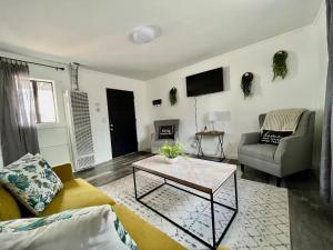 Μια τηλεόραση ή/και κέντρο ψυχαγωγίας στο Uptown Estates - Juniper Den +1 φωτογραφίες