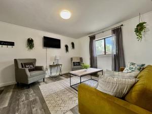 Μια τηλεόραση ή/και κέντρο ψυχαγωγίας στο Uptown Estates - Juniper Den