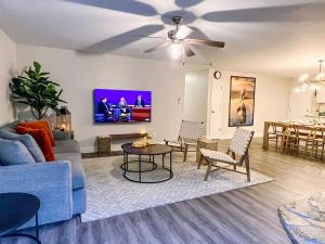 TV a/nebo společenská místnost v ubytování Yosemite get away, Private Hot Tub, Great Views, Close to South Gate