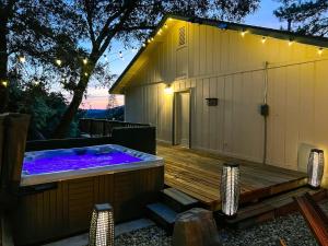 Bazén v ubytování Yosemite get away, Private Hot Tub, Great Views, Close to South Gate nebo v jeho okolí