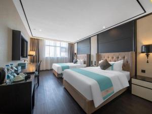 une chambre d'hôtel avec deux lits et une télévision dans l'établissement Xana Hotelle Jinan Daminghu North Gate, à Jinan 237 autres photos