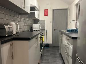 Η κουζίνα ή μικρή κουζίνα στο Shelton Guest House