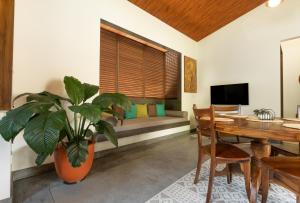 TV a/nebo společenská místnost v ubytování 701 Mawella Villa