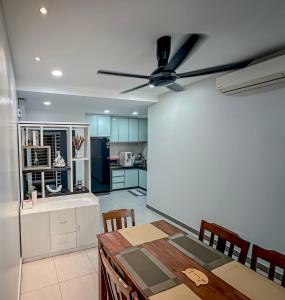uma cozinha com uma mesa e uma ventoinha de tecto em 稻岸 DaoAn Homestay-with balcony em Sekincan
