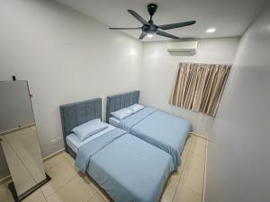 2 camas num quarto com uma ventoinha de tecto em 稻岸 DaoAn Homestay-with balcony em Sekincan mais 21 fotografias