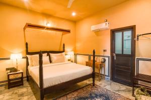 Postel nebo postele na pokoji v ubytování Garrison at Dera Bagseu