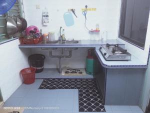 Kuchyň nebo kuchyňský kout v ubytování Homestay Bajet EM2 Pantai Remis 3 Room