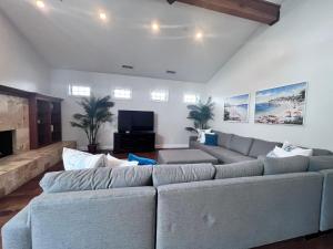 een woonkamer met een bank en een tv bij Destination #09 in Anaheim