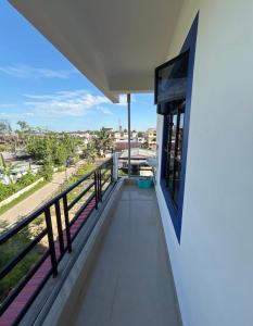 una vista desde el balcón de una casa en Niroda Guest House, Jorhat, en Jorhat