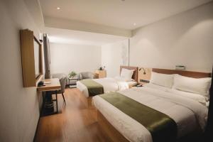 Un pat sau paturi într-o cameră la GreenTree Inn Express Datong High-Speed Railway Station Old City Wall +201 fotografii