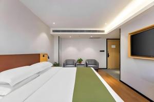 Un televizor și/sau centru de divertisment la GreenTree Inn Express Datong High-Speed Railway Station Old City Wall