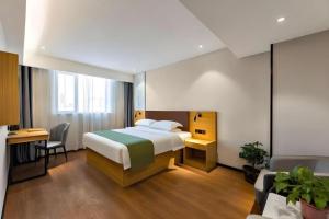 Giường trong phòng chung tại GreenTree Inn Express Datong High-Speed Railway Station Old City Wall +231 ảnh