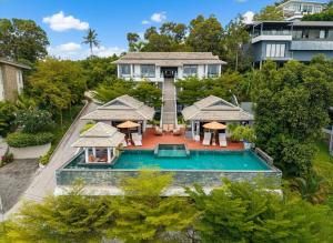 eine Luftaufnahme eines Hauses mit Swimmingpool in der Unterkunft Luxury villa Seaview & Sunset 100m from the beach in Ko Phangan
