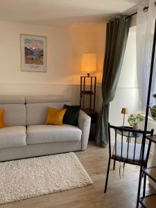 ein Wohnzimmer mit Sofa und Tisch in der Unterkunft Appartement au cœur de la Riviera in Montreux