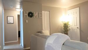 Χώρος καθιστικού στο Beautiful Midtown Apartment✪ Kitsap⎜Essence