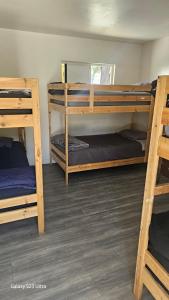 una stanza con tre letti a castello di The Mount Vibe a El Monte