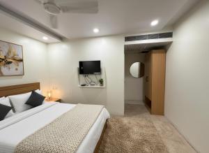 Postel nebo postele na pokoji v ubytování Hotel Heaven Luxes Opp Miraj Cinemas + 19 fotografií