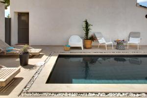 Oustau Camarguen Hôtel & Spa内部或周边的泳池