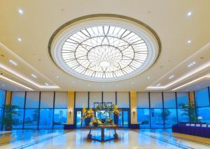 a large lobby with a large skylight at 四川成都金牛宾馆 Sichuan State Guest Hotel in Chengdu +59 photos