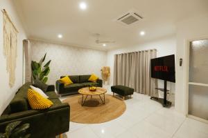 Χώρος καθιστικού στο Seednest 7 bedroom beach house Pool &Game Room