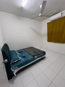 a bed in a room with a ceiling at Dua Puteri Homestay 