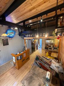 Η κουζίνα ή μικρή κουζίνα στο Great access to Yokota Air Base! 203 Tokyo Fussa American Log House