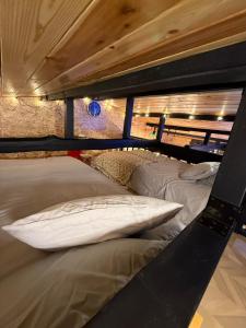 Χώρος καθιστικού στο Great access to Yokota Air Base! 203 Tokyo Fussa American Log House +46 φωτογραφίες